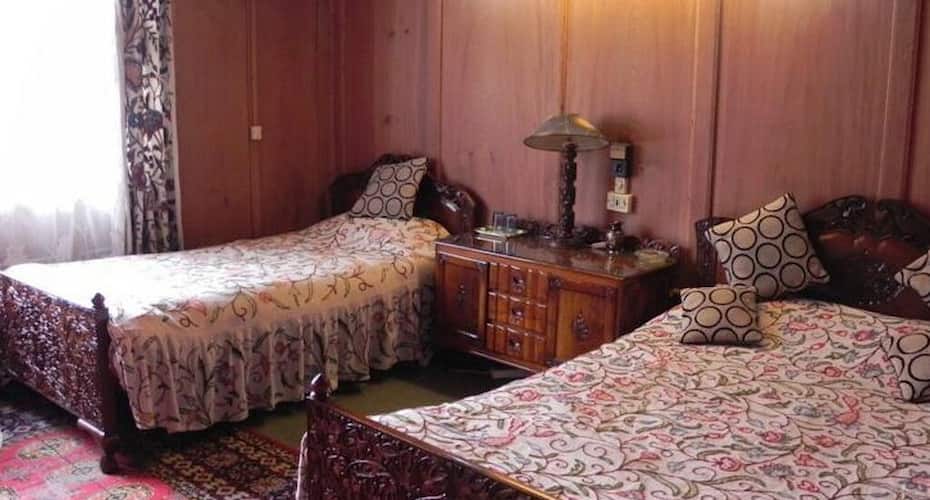 Mahjong Houseboat, Srinagar 1